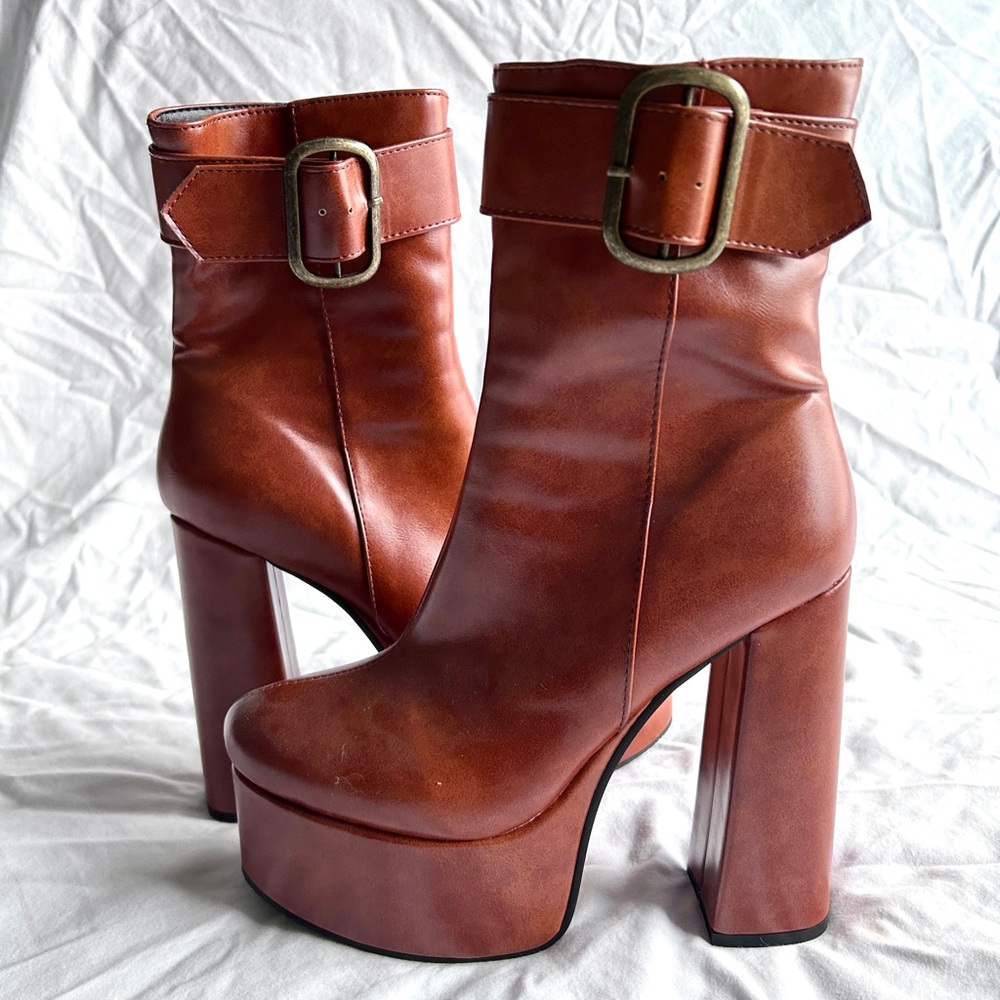 6 inch chunky bratz inspired platform boots! Buckles are functional never worn💫